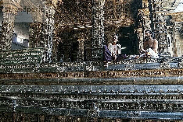 Tempelpriester in der Nritta Sabha oder Tanzhalle mit einigen schönen Säulen im Thillai Nataraja Tempel  Chidambaram  Tamil Nadu  Südindien  Indien  Asien