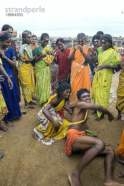 Ein hyperaktiver  von einem Gott besessener Mann liegt während des Vaikasi Visakam Festes im Boden  Tiruchendur  Tamil Nadu  Südindien  Indien  Asien