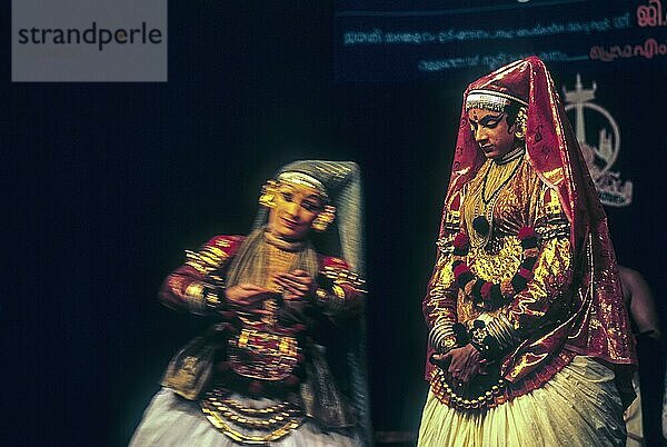 Minukku strahlende Charaktere die weiblichen Charaktere werden auch von Männern im Kathakali-Tanz  Kerala Kalamandalam in Cheruthuruthy oder Vallathol Nagar  Kerala  Südindien  Indien aufgeführt