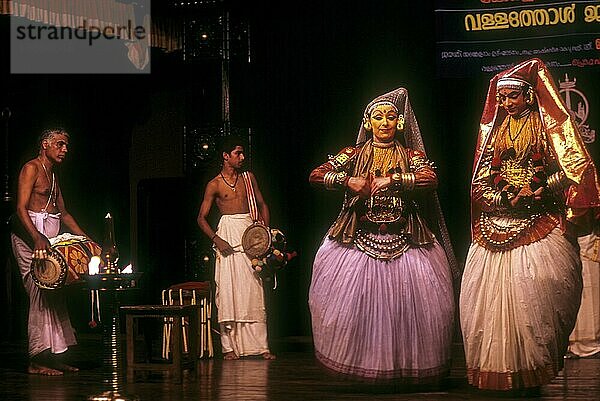 Minukku strahlende Charaktere die weiblichen Charaktere werden auch von Männern im Kathakali Tanz  Kerala Kalamandalam in Cheruthuruthy oder Vallathol Nagar  Kerala  Südindien  Indien aufgeführt