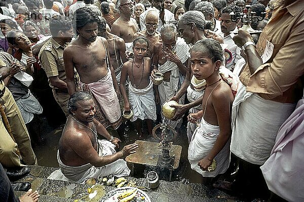 Das Idol von Lord Siva wird während des Mahamakham Mahamaham Mahamagam Festes in Kumbakonam  Tamil Nadu  Indien gebadet