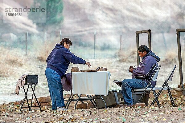 Navajo-Indianer bereiten sich auf den Verkauf ihrer Waren im Canyon de Chelly vor