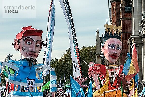 LONDON - 12. NOVEMBER : Große Schaufensterpuppen oder Marionetten bei der Lord Mayor's Show in London am 12. November 2005. Nicht identifizierte Personen