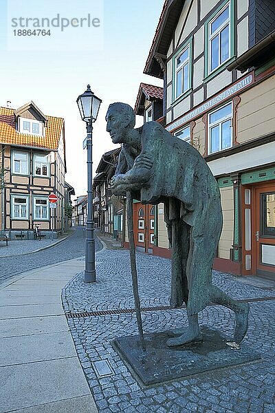 Skulptur Die Rast von Jo Jastram 2004  Mann  rasten  ausruhen  Stock  anlehnen  Kochstraße  Wernigerode  Harz  Sachsen-Anhalt  Deutschland  Europa