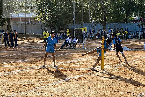 Jungen spielen Kho Kho in Coimbatore  Tamil Nadu  Südindien  Indien  Asien. Es ist eines der beiden beliebtesten traditionellen Tag-Spiele in Südasien  Asien