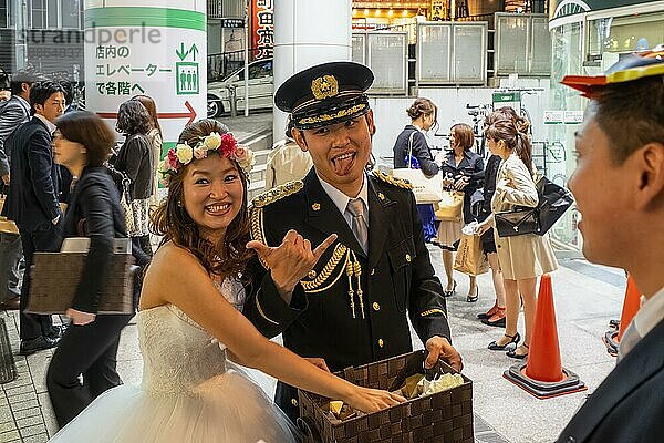 Tokio Japan. Braut und Bräutigam im Stadtteil Shibuya