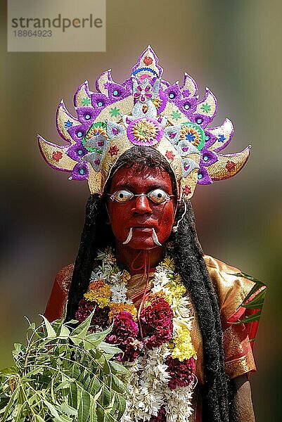 Das Bild des Mannes gekleidet als Göttin Kali in Dasara Dussera Dusera Festival in Kulasai Kulasekharapatnam in der Nähe von Tiruchendur  Tamil Nadu  Südindien  Indien  Asien