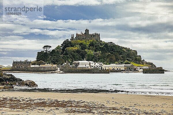 Blick auf den St. Michaels Mount in der Nähe von Marazion  Cornwall  am 11. Mai 2021. Zwei nicht identifizierte Personen  MARAZION  CORNWALL  Großbritannien  Europa