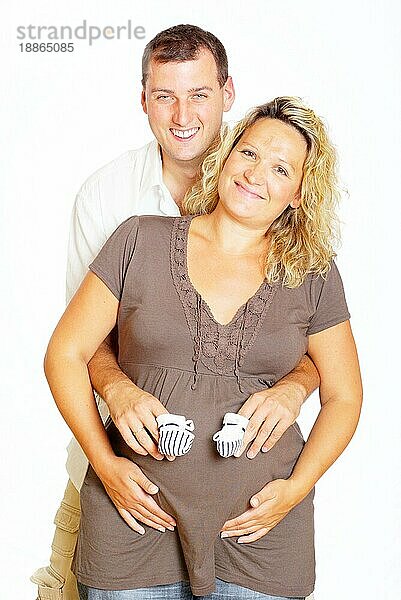 Ehemann und schwangere Ehefrau mit Babyschuhen  Babyschuhe