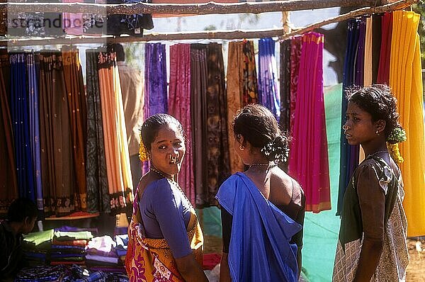 Stammesmädchen auf dem Sunkatametta-Stammeswochenmarkt in Araku bei Visakhapatnam Vizag  Andhra Pradesh  Südindien  Indien  Asien