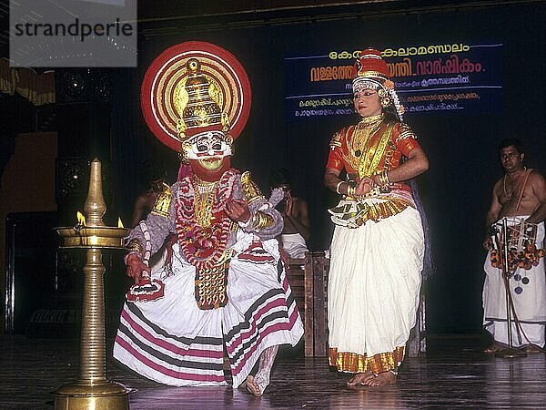 Koodiyattam Kodiyattom ist das sanskritische Theater von Kerala  das vor zwei Jahrtausenden entstanden sein soll. Kerala Kalamandalam in Cheruthuruthy oder Vallathol Nagar  Kerala  Südindien  Indien  Asien