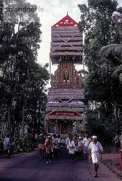 Kettukazhcha-Wagenprozession im Chettikulangara Devi-Tempel Bharani-Fest  Kerala  Südindien  Indien  Asien