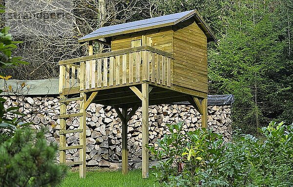 Holz  Gartenhaus für Kinder  Brennholz
