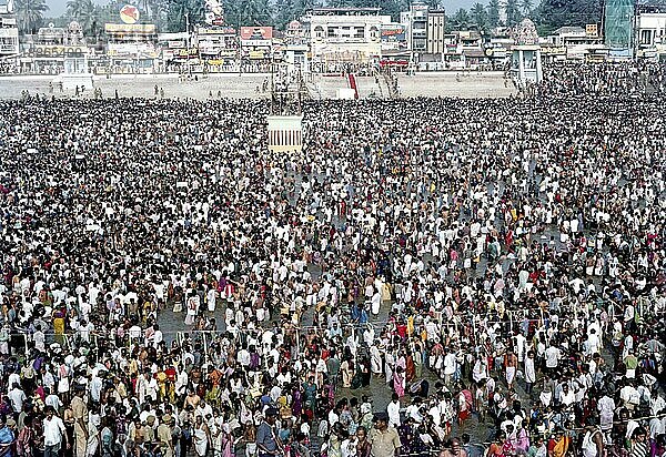 Besprengen der Menschen mit Brahmma theertham (heiliges Wasser) während des Mahamakham Festes in Kumbakonam  Tamil Nadu  Indien  Asien