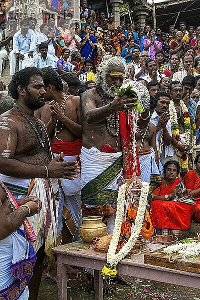 Pooja Puja Abhisheka für die Uchava-Gottheit während des Vinayak Chaturthi Ganesh Chaturthi Festes im Sri Karpaga Vinayakar Tempel in Pillaiyarpatti bei Karaikudi  Tamil Nadu  Südindien  Indien  Asien