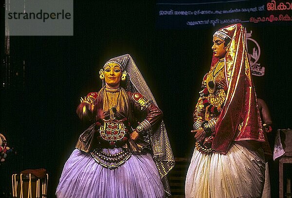 Minukku strahlenden Charakter die weiblichen Zeichen sind auch von Männern in Kathakali Tanz  Kerala Kalamandalam in Cheruthuruthy oder Vallathol Nagar  Kerala  Südindien  Indien durchgeführt