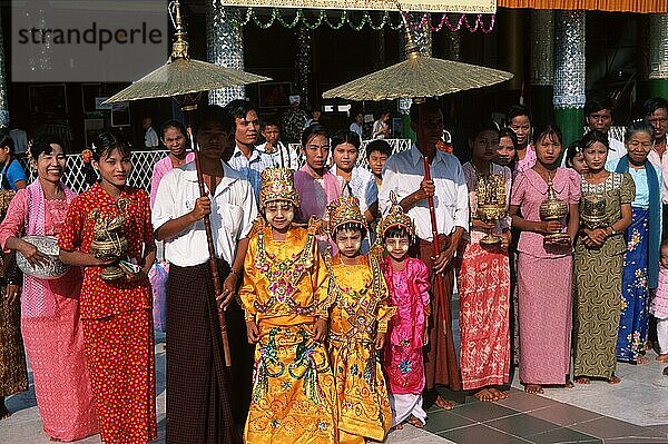 Menschen bei religiöser Zeremonie  Shwedagon-Pagode  Yangon  Myanmar  Rangun  Asien