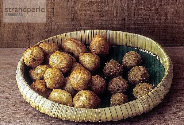 Seeyam frittierte Reisbällchen mit Jaggery Süße  traditionelle Chettinad Küche  Tamil Nadu  Südindien  Indien  Asien