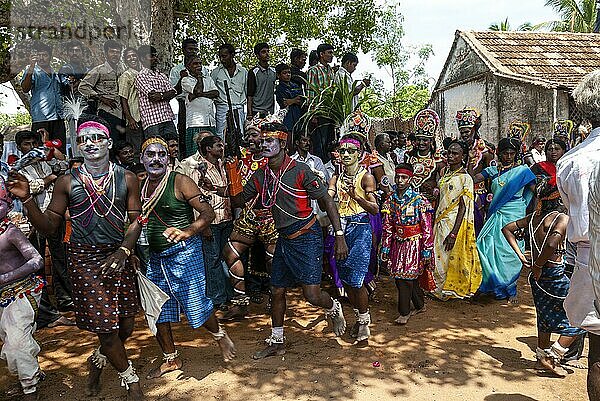 Volkstänzer beim Dasara Dussera Dusera Festival in Kulasai Kulasekharapatnam bei Tiruchendur  Tamil Nadu  Südindien  Indien  Asien