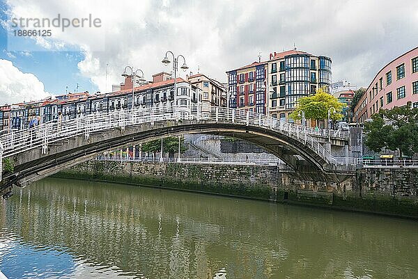 Brücke über den Fluss Nervion im Stadtteil San Frantzisko in Bilbao. Das Gebiet hat eine multikulturelle Nachbarschaft und ist ein spannender Teil der Stadt