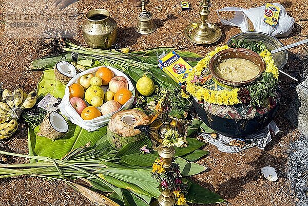 Dekorierter Topf mit Pongal und Früchten für das Gebet in Pollachi  Tamil Nadu  Südindien  Indien  Asien