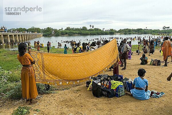 Pilger nach dem Bad im Fluss Thamirabarani und dem Trocknen ihrer Saris in der Nähe von Tiruchendur während des Vaikasi-Visakam-Festes in Tiruchendur  Tamil Nadu  Südindien  Indien  Asien