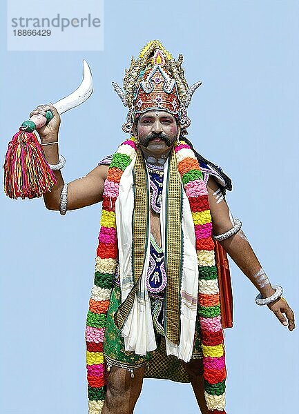 Ausschnitt  Das Bild eines Mannes  der als Dorfschutzgottheit beim Dasara Dussera Dusera Festival in Kulasai Kulasekharapatnam in der Nähe von Tiruchendur  Tamil Nadu  Südindien  Indien  Asien