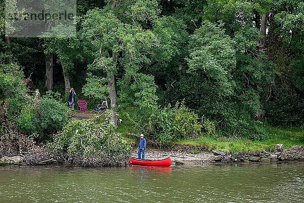 Picknick am Fluss Dart in der Nähe von Totnes am 29. Juli 2012. Zwei nicht identifizierte Personen  TOTNES  DEVON  Großbritannien  Europa