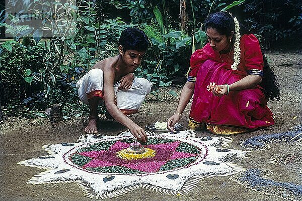 Aththapoovu oder Blumenschmuck beim Onam Fest in Aranmula  Kerala  Südindien  Indien  Asien