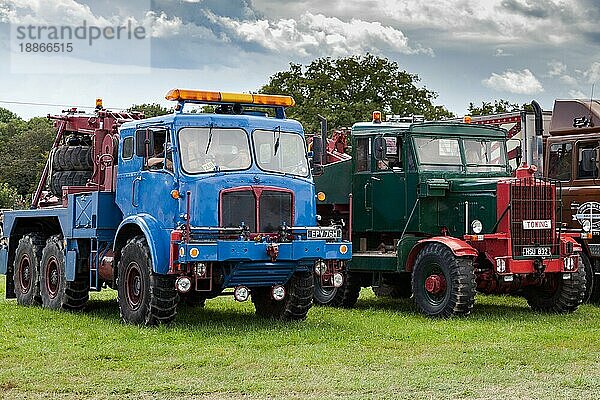 Alte Lastwagen auf der Rudgwick Steam Fair in Rudgwick  Sussex  Großbritannien  am 27. August 2011. Vier nicht identifizierte Personen  RUDGWICK  SUSSEX  Großbritannien  Europa