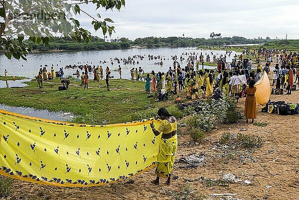 Pilger nach dem Bad im Fluss Thamirabarani und dem Trocknen ihrer Saris in der Nähe von Tiruchendur während des Vaikasi-Visakam-Festes in Tiruchendur  Tamil Nadu  Südindien  Indien  Asien