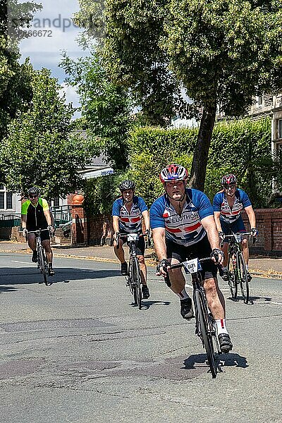CARDIFF  WALES/UK - 8. JULI: Radfahrer nehmen am 8. Juli 2018 am Velothon Cycling Event in Cardiff  Wales  teil. Vier nicht identifizierte Personen