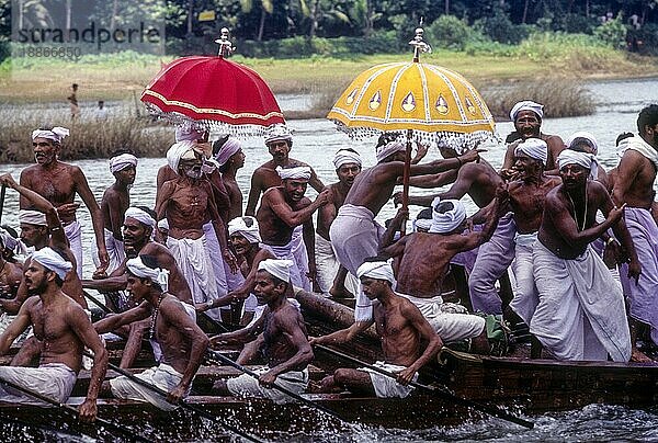 Vanji Vanchi pattu Vanchippattu Sänger  Aranmula Vallamkali Festival  Schlangenbootrennen auf dem Pampa Fluss während des Onam Festes in Aranmula  Kerala  Südindien  Indien  Asien