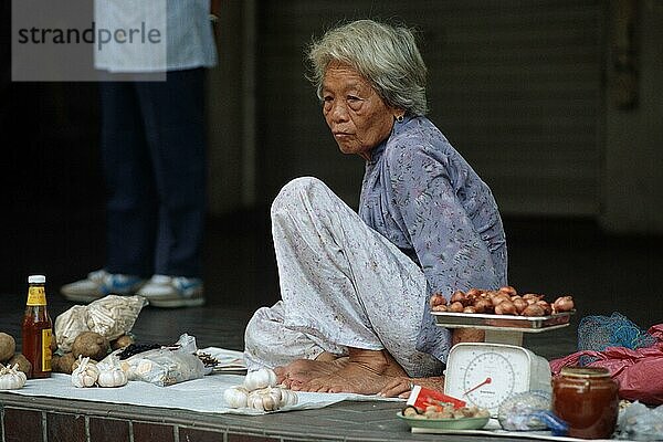 Alte Frau an Verkaufsstand  Chinatown  Singapur  Asien