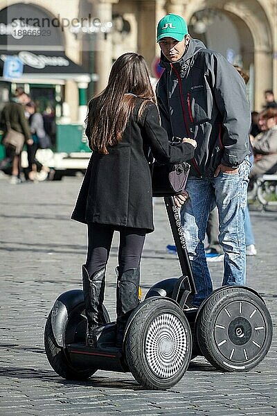 Zwei junge Leute beim Segwayfahren in Prag
