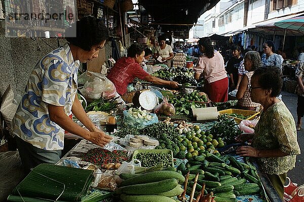 Marktstand mit Gemüse  Phuket  Thailand  Asien