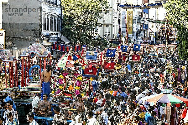 Die dreiundsechzig Nayanmar werden in Sänften getragen und in einer großen Prozession hinausgetragen  Arupathumoovar-Fest in Mylapore  Chennai  Tamil Nadu  Indien  Asien