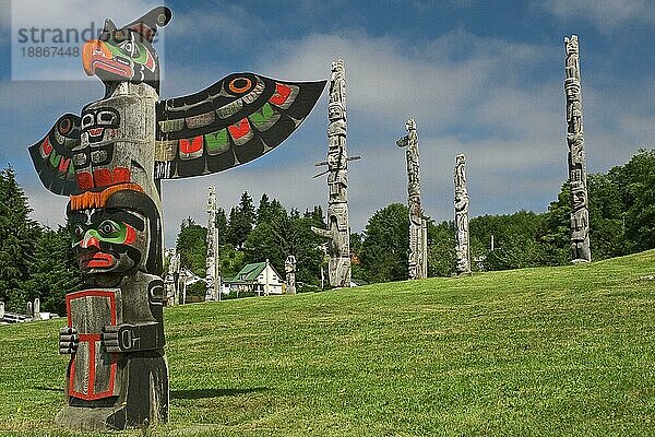 Totempfähle auf Friedhof  Alert Bay  Vancouver Island  British Columbia  Kanada  Totempfahl  Nordamerika