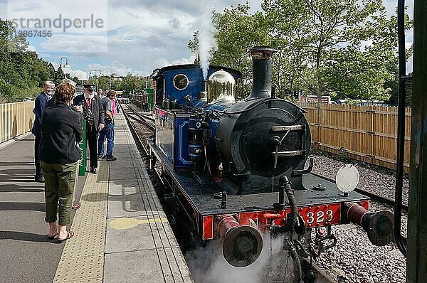 EAST GRINSTEAD  WEST SUSSEX  UK - 8. SEPTEMBER: Dampflokomotive Bluebell in East Grinstead am 8. September 2013. Nicht identifizierte Personen