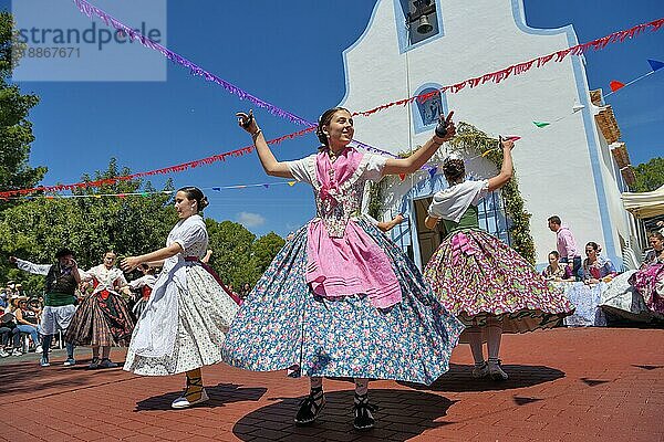 Frauen in traditionellen Kleidern tanzen vor der Kapelle Ermita de San Vicent  jährliche Fiesta zur Ehrung des gleichnamigen Heiligen in Cautivador oder Captivador  Gemeinde La Nucía  Provinz Alicante  Land Valencia  Costa Blanca  Spanien  Europa