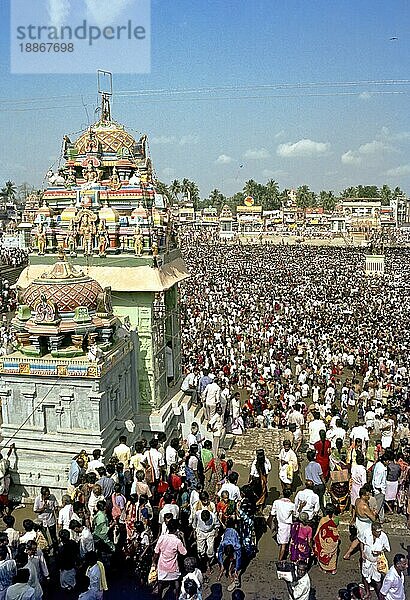 Mahamakham Mahamaham Mahamagam ist ein hinduistisches Fest  das alle 12 Jahre gefeiert wird. Es gilt als heilig  ein Bad im Mahamakham Tank zu nehmen  größtes Badefest in einem Tank im Land  Kumbakonam  Tamil Nadu  Südindien  Indien  Asien