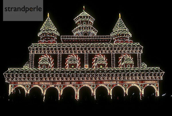 Neonlichter beim Pooram-Fest in Thrissur Trichur  Kerala  Südindien  Indien  Asien