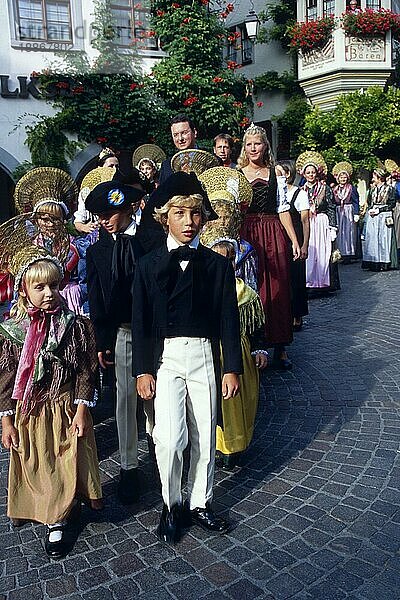 Menschen in traditioneller Kleidung beim Weinfest  Meersburg  Bodensee  Baden-Württemberg  Deutschland  Tracht  Europa