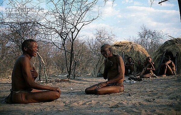 Bushmen playing game  africa  San  Buschmann  Bushman  Menschen  people  Kalahari  Namibia  Buschmänner spielen Spiel  Afrika