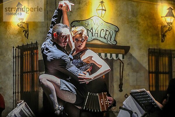 Tangotänzer im Tango-Lokal El Viejo Almacén  San Telmo  Buenos Aires  Argentinien  Südamerika