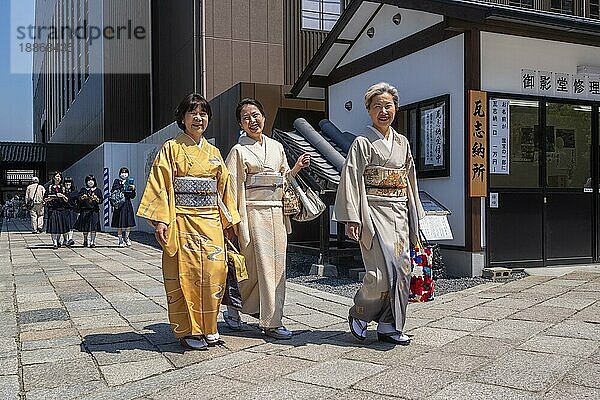 Kyoto Japan. Lächelnde ältere Frauen im traditionellen Kimono