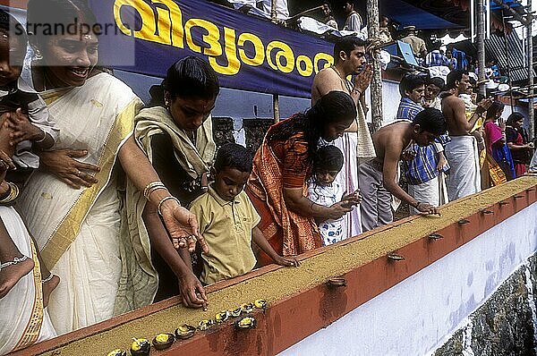 Ezhuthiniruthu-Zeremonie am Vijayadasami-Tag im Saraswathi-Tempel in Panachikadu bei Kottayam  Kerala  Südindien  Indien  Asien