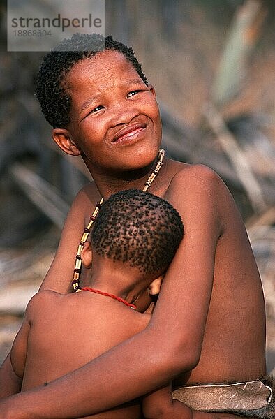 Buschmannfrau mit Kind  San  Buschmänner  Kalahari  Namibia  Afrika