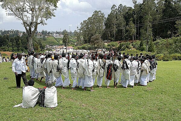 Toda-Männer tanzen  Nilgiris  Ooty Udhagamandalam  Tamil Nadu  Südindien  Indien  Asien. Die lebhaften Lieder  die wichtige Ereignisse aus der Vergangenheit der Todas beschreiben. Einer der großen indischen Ureinwohnerstämme  Asien