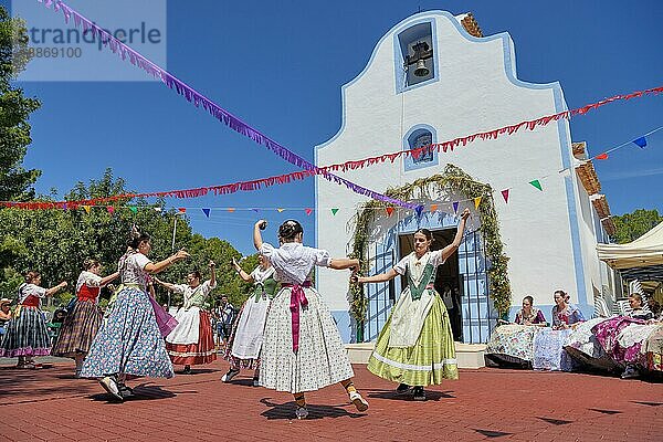 Frauen in traditionellen Kleidern tanzen vor der Kapelle Ermita de San Vicent  jährliche Fiesta zur Ehrung des gleichnamigen Heiligen in Cautivador oder Captivador  Gemeinde La Nucía  Provinz Alicante  Land Valencia  Costa Blanca  Spanien  Europa